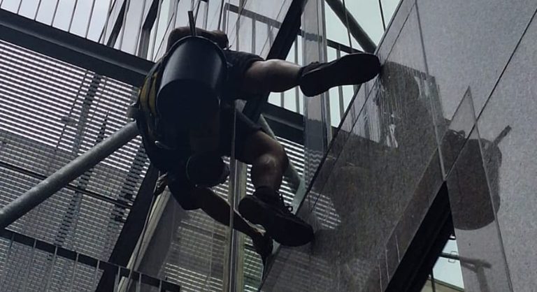 Touwtechnieken — ramen en gevels op grote hoogte reinigen via rope access